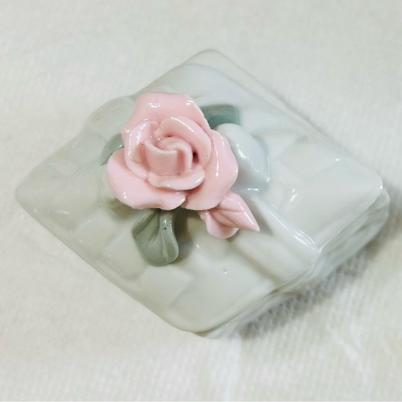 Vintage porcelain trinket box, rose 🌹 top. - Picture 1 of 4